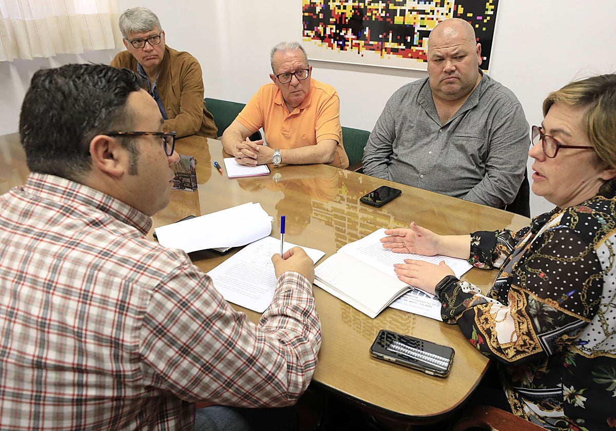 Reunión en el movimiento vecinal, con uno de los afectados, Alberto Iglesias, de espaldas, y el presidente, José Antonio Ayuso, a la derecha.