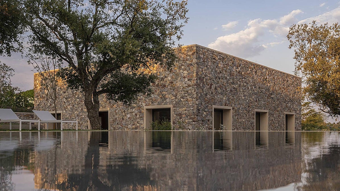 Un hexaedro para vivir en la Sierrilla de Cáceres