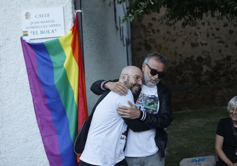 El actor J.C. Corrales y el agitador cultural Marce Solís en el homenaje a su amigo Juan Manuel Domínguez Sierra 'El Bola'.