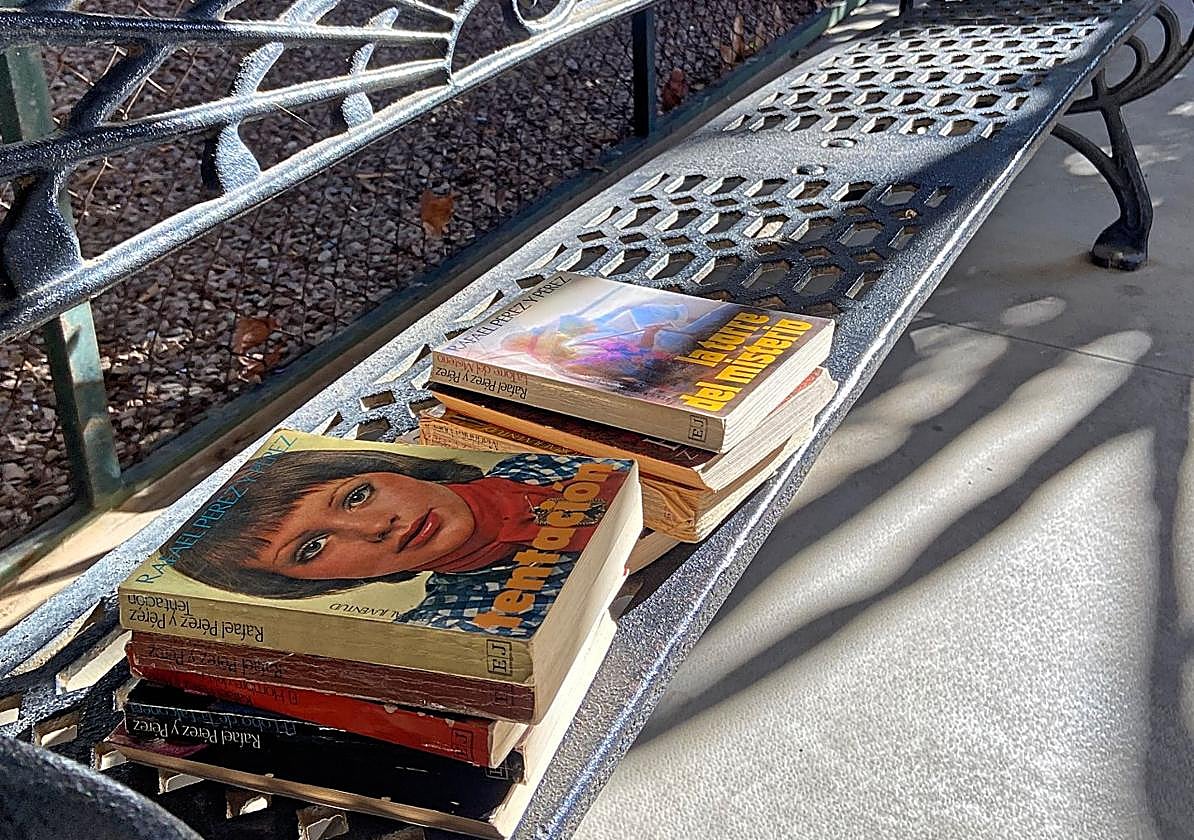 Novelas de Pérez y Pérez en un banco de Cáceres.
