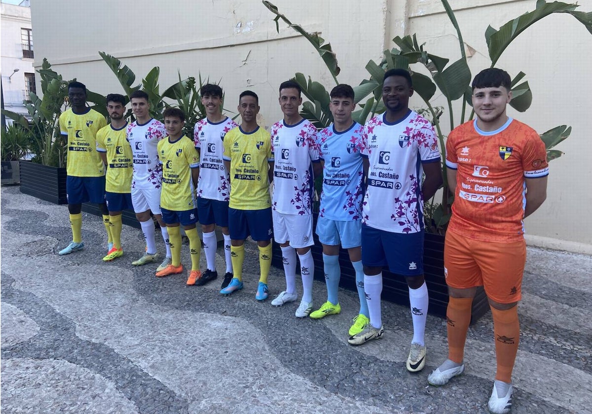 Los jugadores del Villafranca con las nuevas equipaciones.