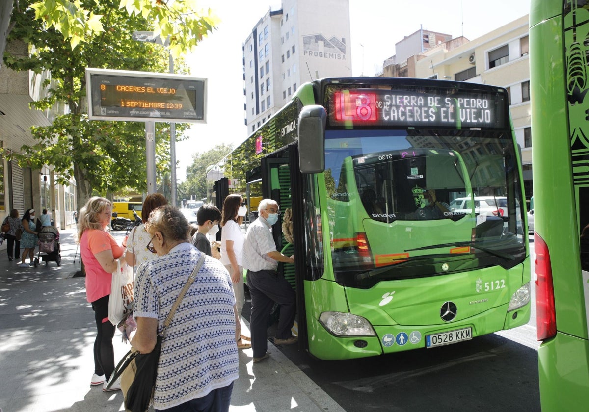 Usuarios tomando el autobús de la linea 8 en los Múltiples en una imagen de archivo.