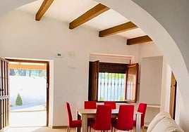 Detalle del salón de la casa rural.