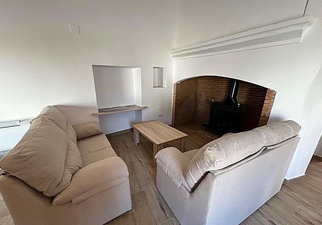 El salón cuenta con chimenea.