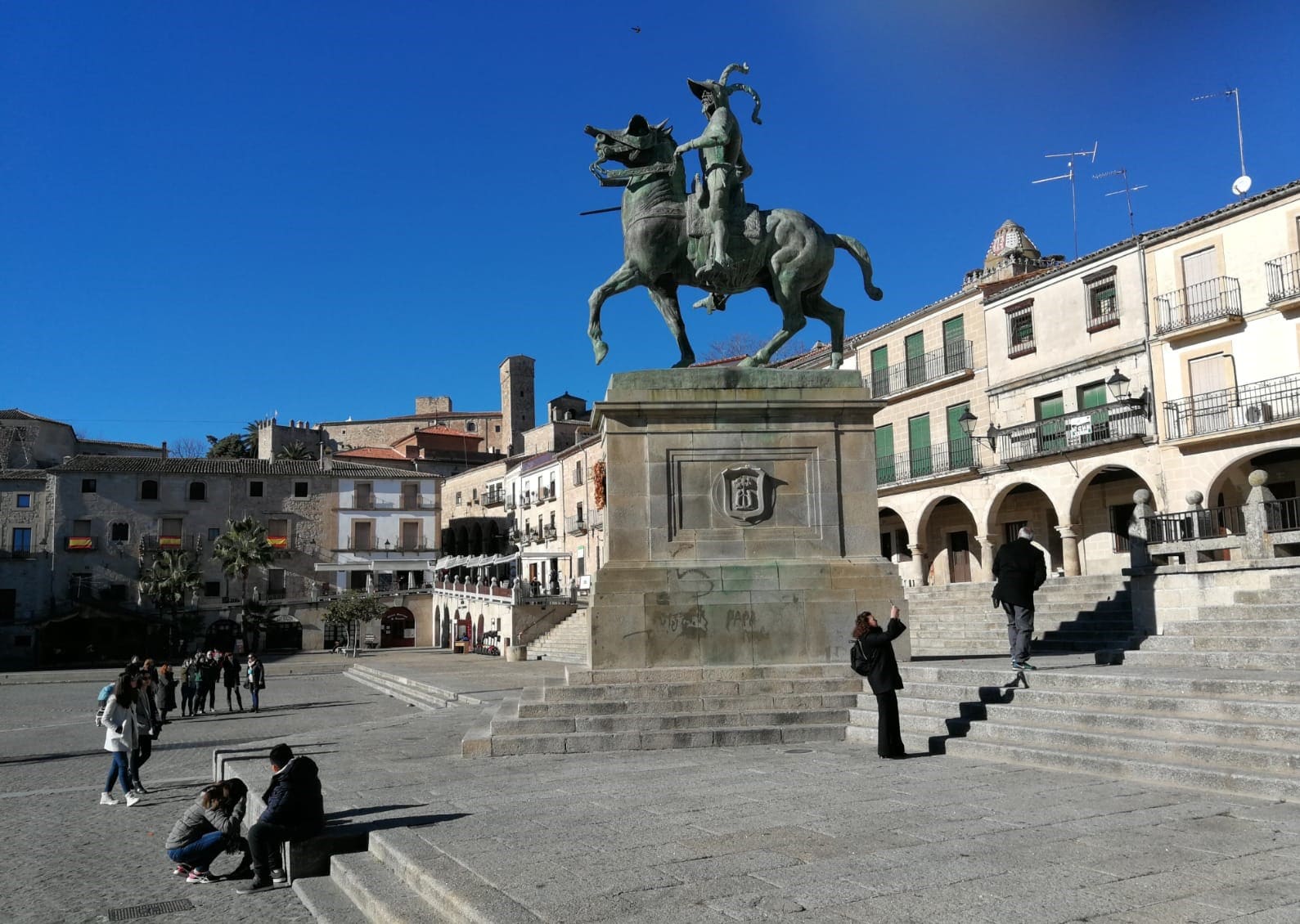 ¿En qué ciudad hispanoamericana se encuentra la estatua gemela de Pizarro de Trujillo?