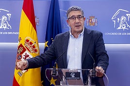 El portavoz parlamentario del PSOE, Patxi López, durante una rueda de prensa.