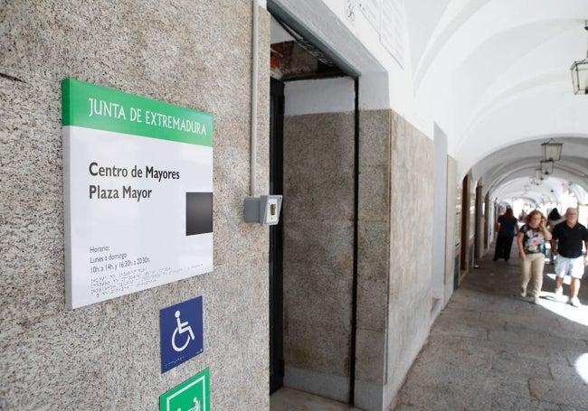 Fachada del centro de mayores de la Plaza Mayor, en Cáceres.