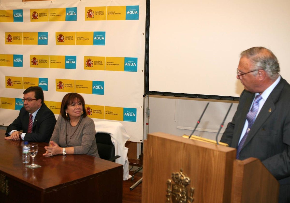 Vara, Narbona y Celdrán firmando un convenio de colaboración sobre el Guadiana.