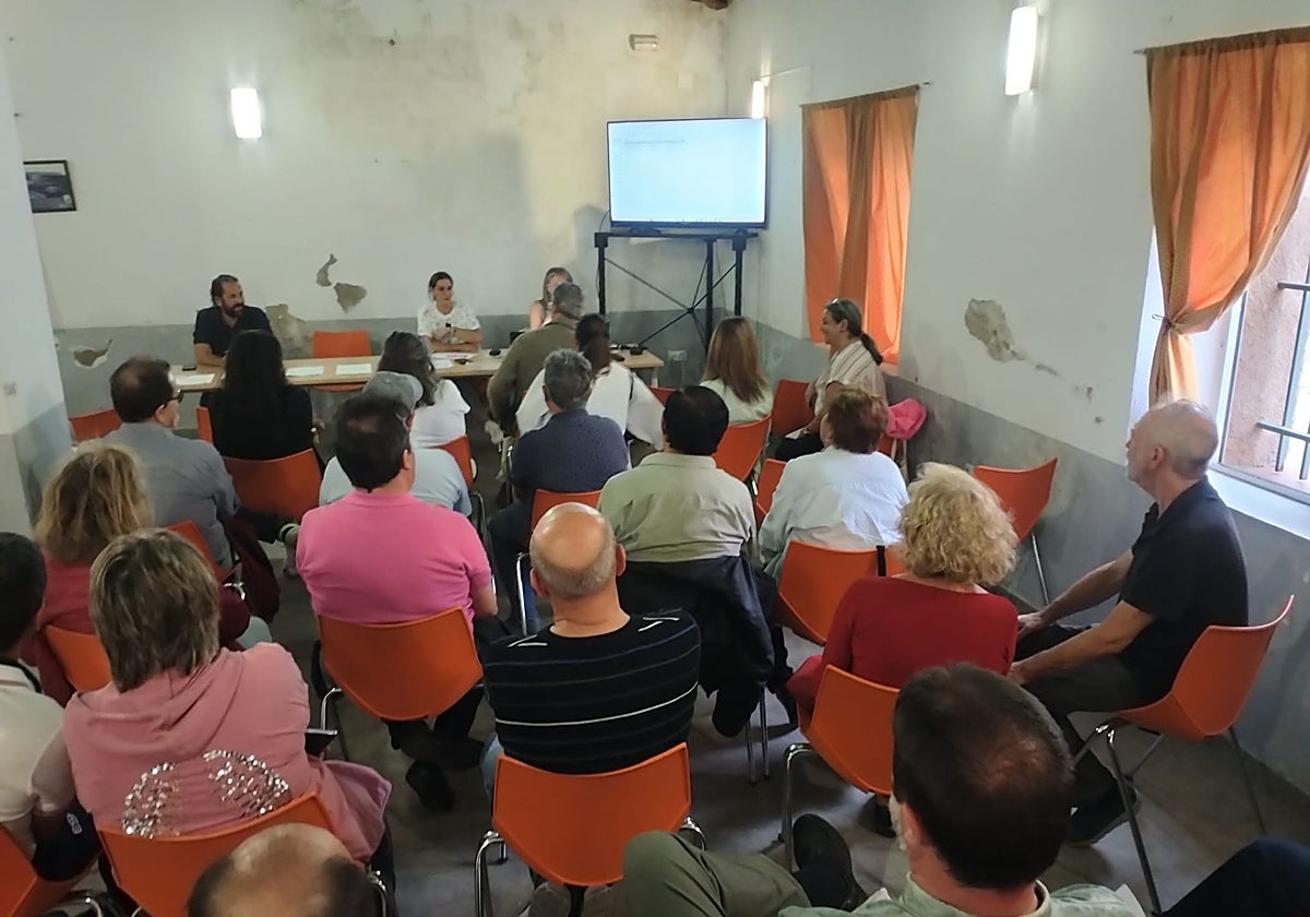 Reunión este miércoles en la sede vecinal de Aldea Moret en una imagen facilitada por los convocantes.