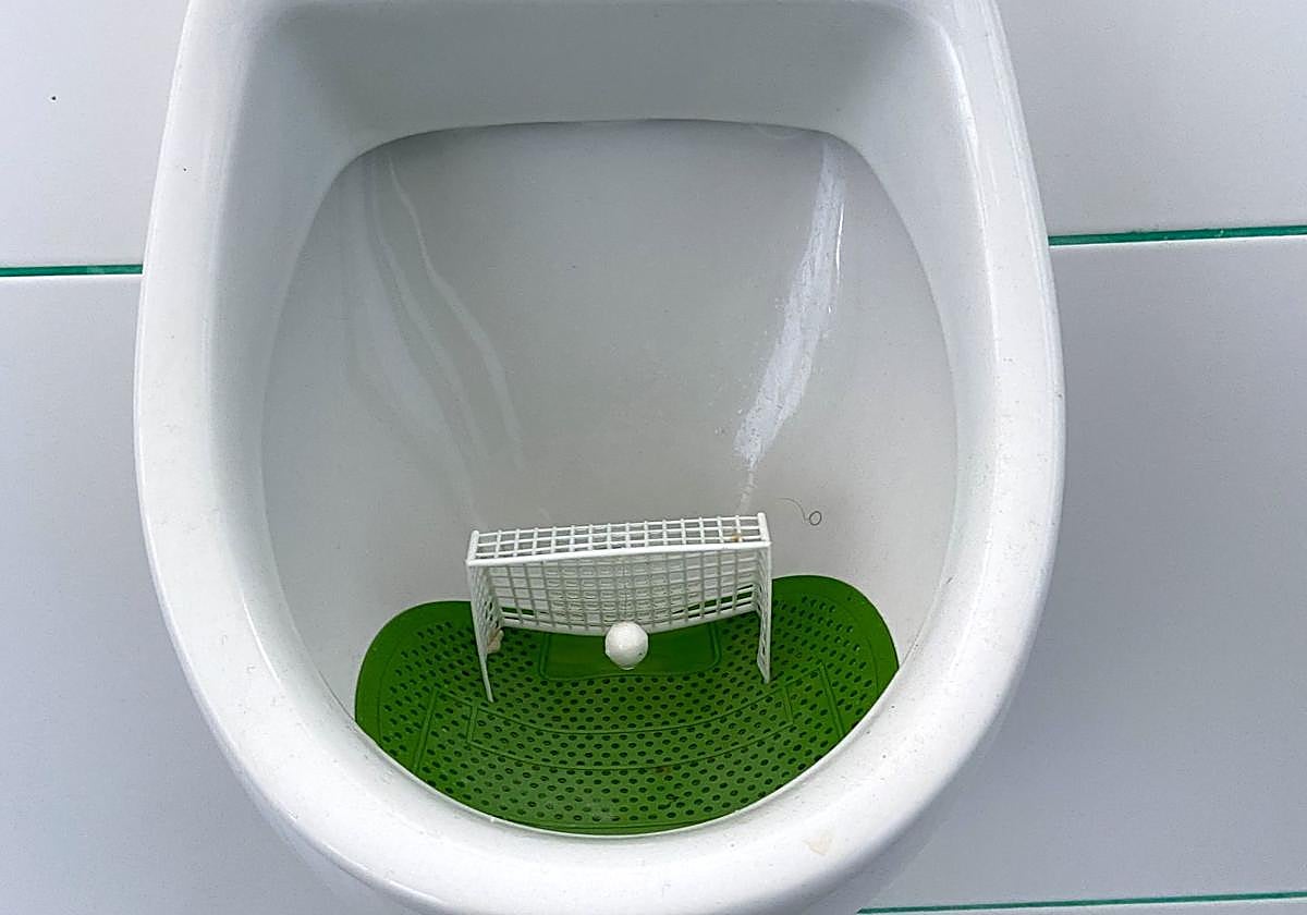 Urinario con verde y tres palos en el Príncipe Felipe.