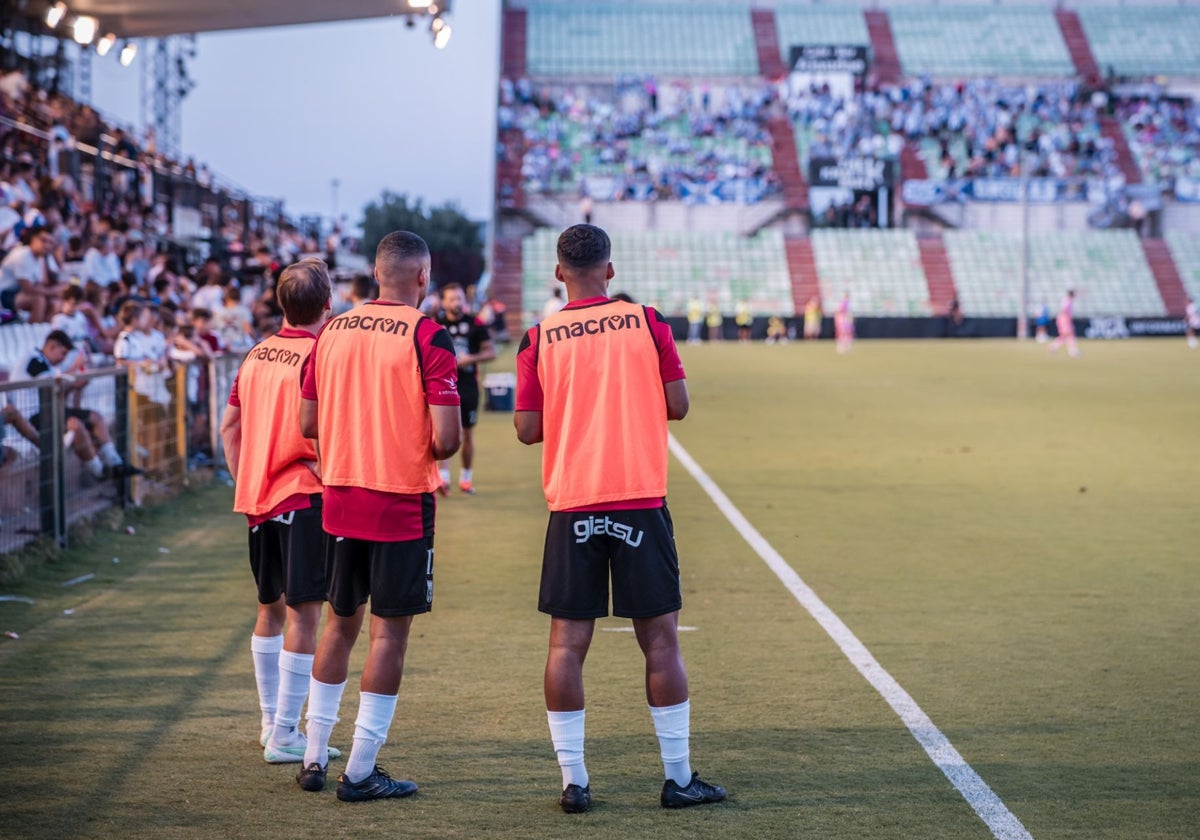 Jugadores del Mérida calentando en la banda del Romano.