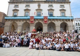 Imagen de los escolares que han participado este viernes en el encuentro con la Virgen de la Montaña celebrado en la Plaza Mayor de Cáceres.