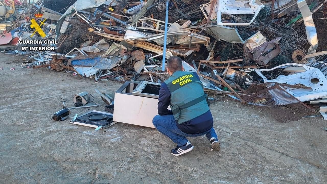 El arrestado entregó objetos robados en un centro de recepción de chatarra, y lo hizo a nombre de su mujer.