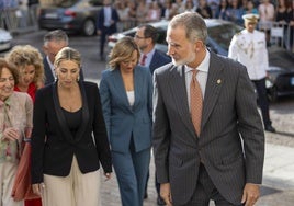 El Rey Felipe VI y la presidenta de la Junta de Extremadura, María Guardiola, junto a otras autoridades, a su llegada a Trujllo este viernes.