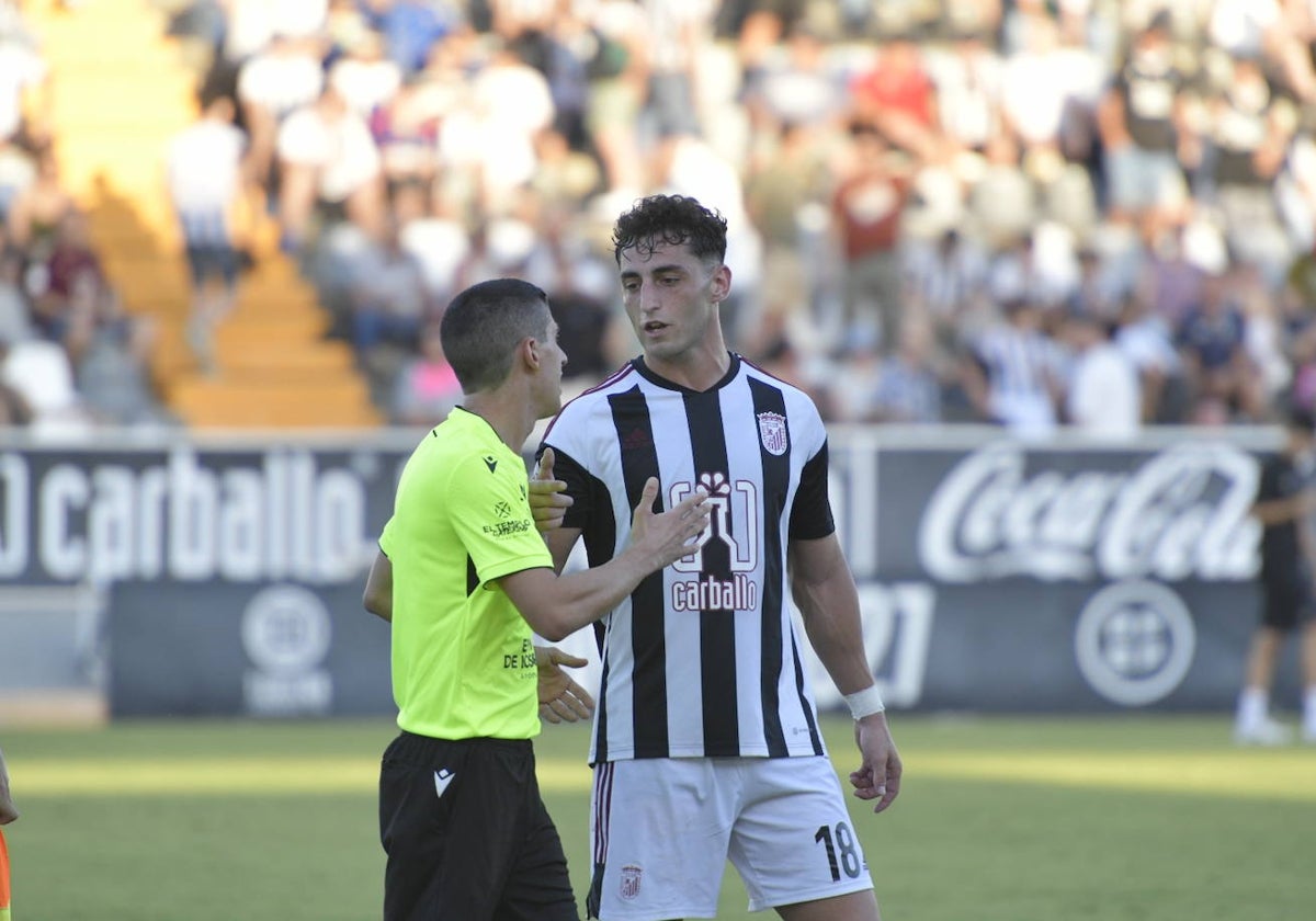 Ginés, que será la única baja por sanción, charla con el árbitro del Badajoz-Azuaga.