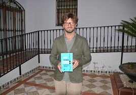 Hidalgo Demesois, con su nuevo libro.