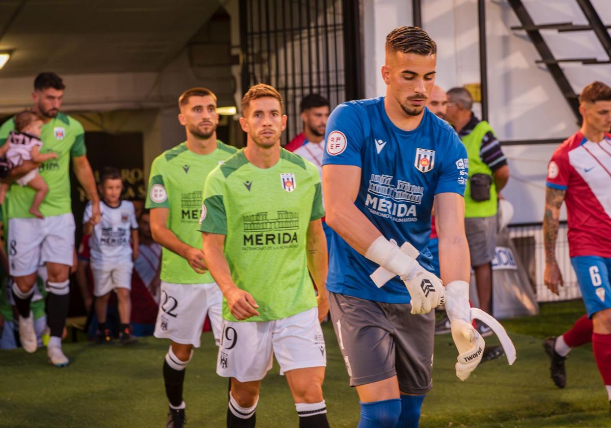 Palomares y Felipe Alfonso saltando al terreno de juego del Romano.