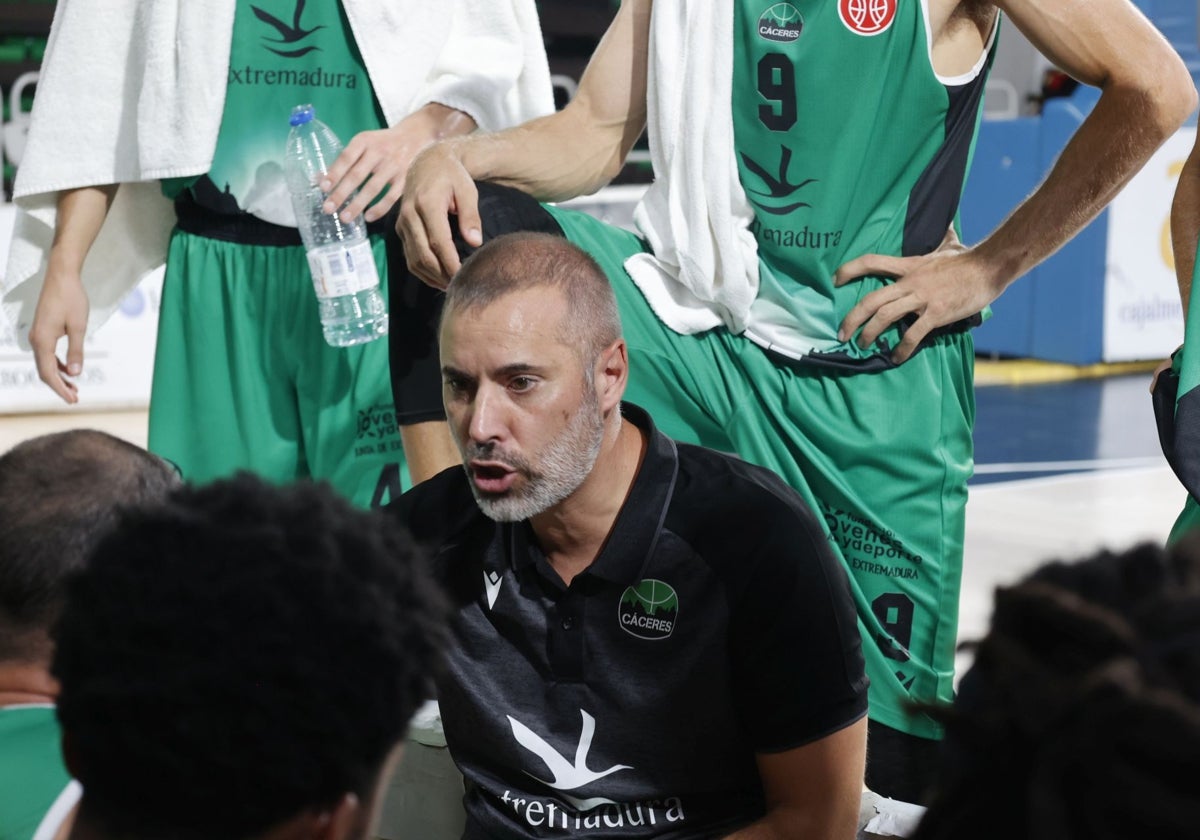 El técnico del Cáceres, Adrià Alonso, durante un tiempo muerto en un duelo de pretemporada.