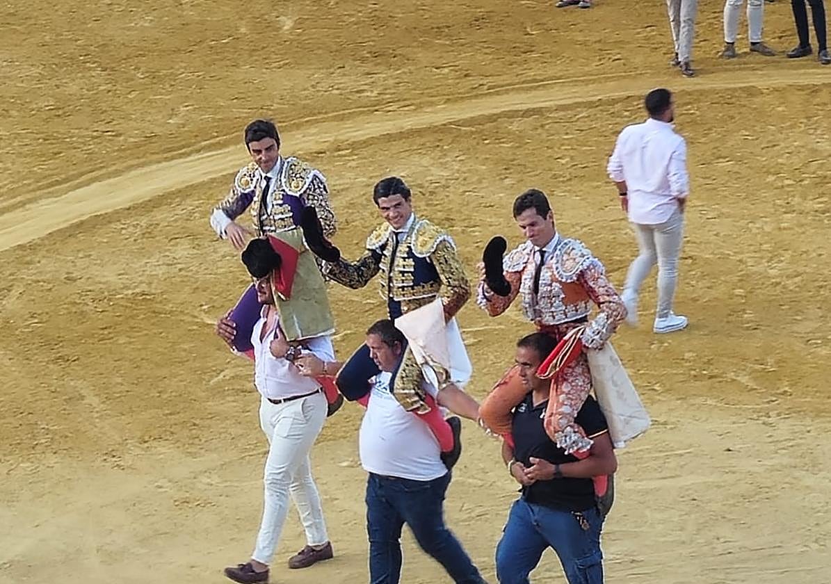 Los tres diestros, a hombros.