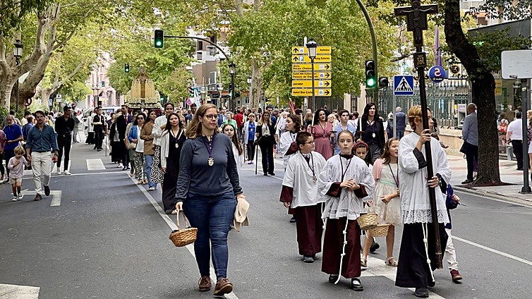 El ambiente de la procesión magna mariana empieza a tomar el paseo de Cánovas en Cáceres