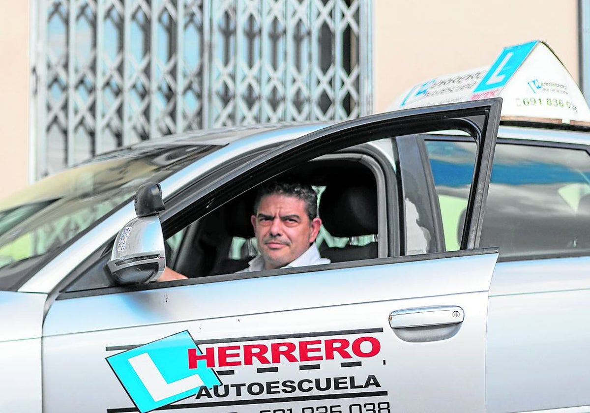 Pedro Antonio Herrero en uno de los coches de su autoescuela.