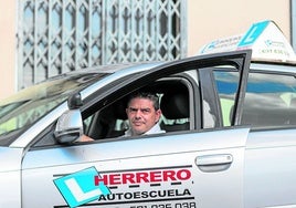 Pedro Antonio Herrero en uno de los coches de su autoescuela.