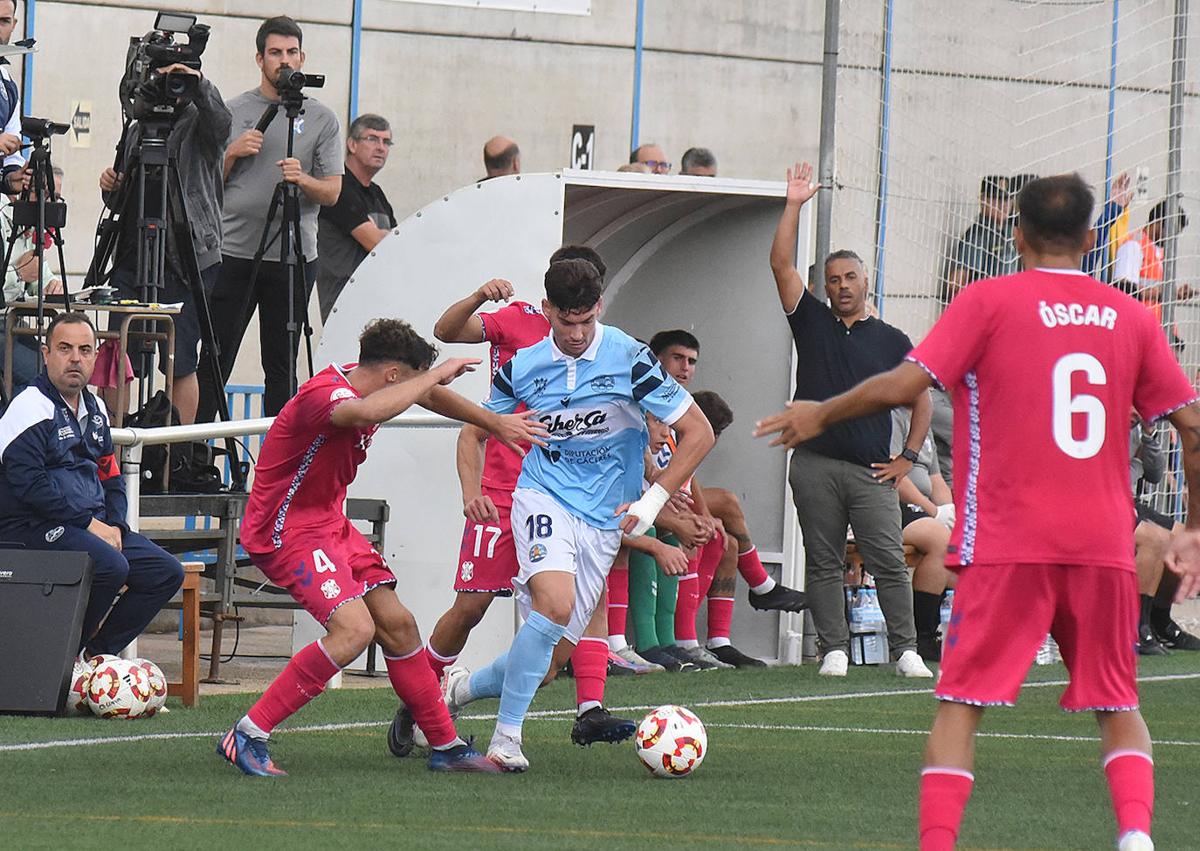 Imagen secundaria 1 - El Coria manifiesta su debilidad defensiva ante un gran Tenerife B