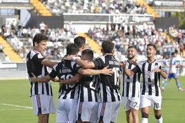 El Badajoz celebra su primer gol.