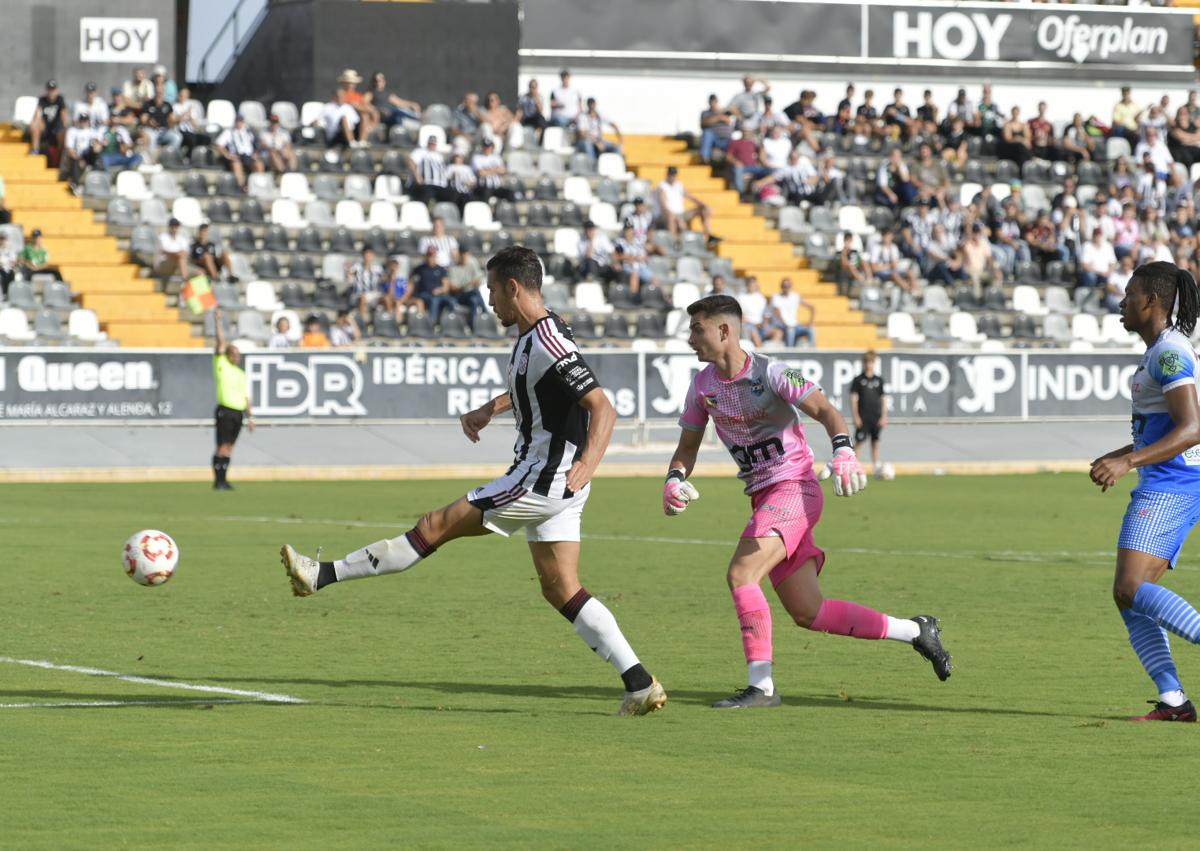 Imagen secundaria 1 - El Badajoz sigue vivito y goleando