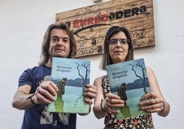 Jairo Ramos y María Ángeles Fernández, en la presentación de su libro en Mérida el pasado día 30.