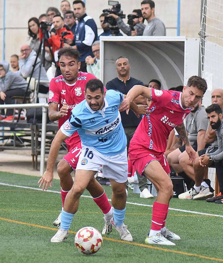 Imagen secundaria 2 - El Coria manifiesta su debilidad defensiva ante un gran Tenerife B