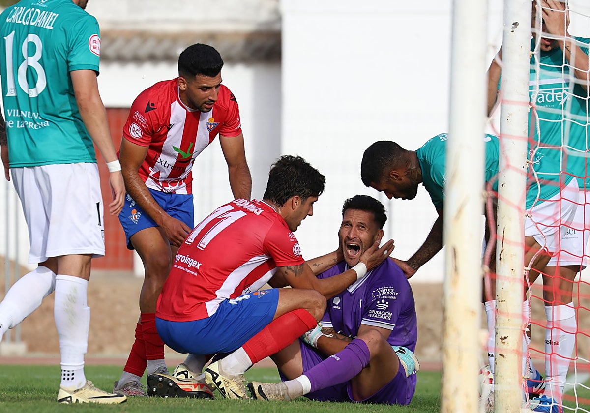 Compañeros y rivales junto a Javier Olmedo tras la lesión que le obligó a ser sustituido y ser trasladado al hospital.