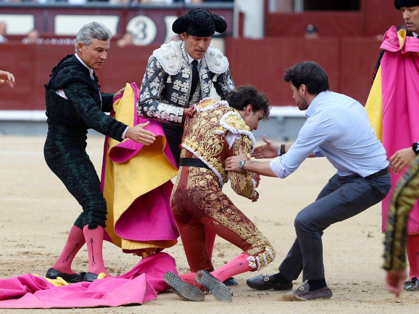 Fotos | Así ha sido la cogida a Roca Rey en Las Ventas