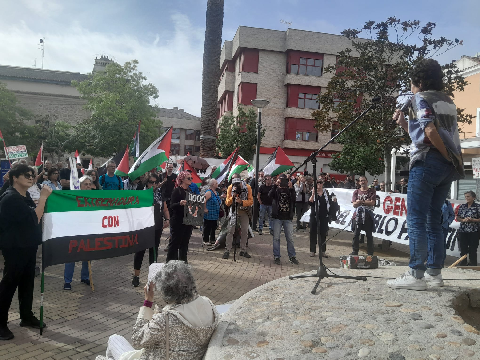 Fotos | Así ha sido la protesta en Navalmoral contra las armas y el «genocidio» en Palestina