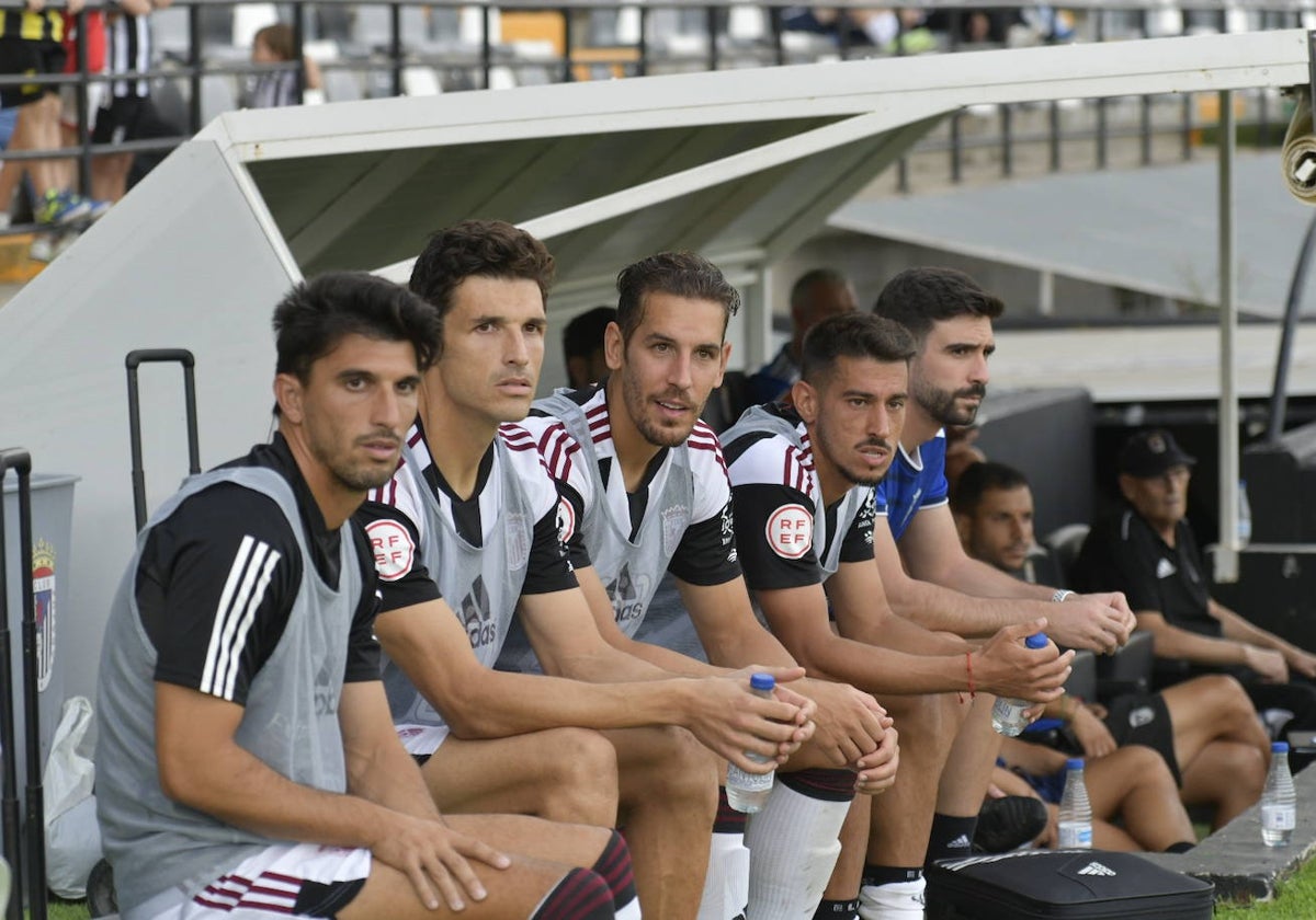 Álex Herrera, Fran Miranda, Álex Alegría y Barba siguen la segunda parte desde el banquillo.