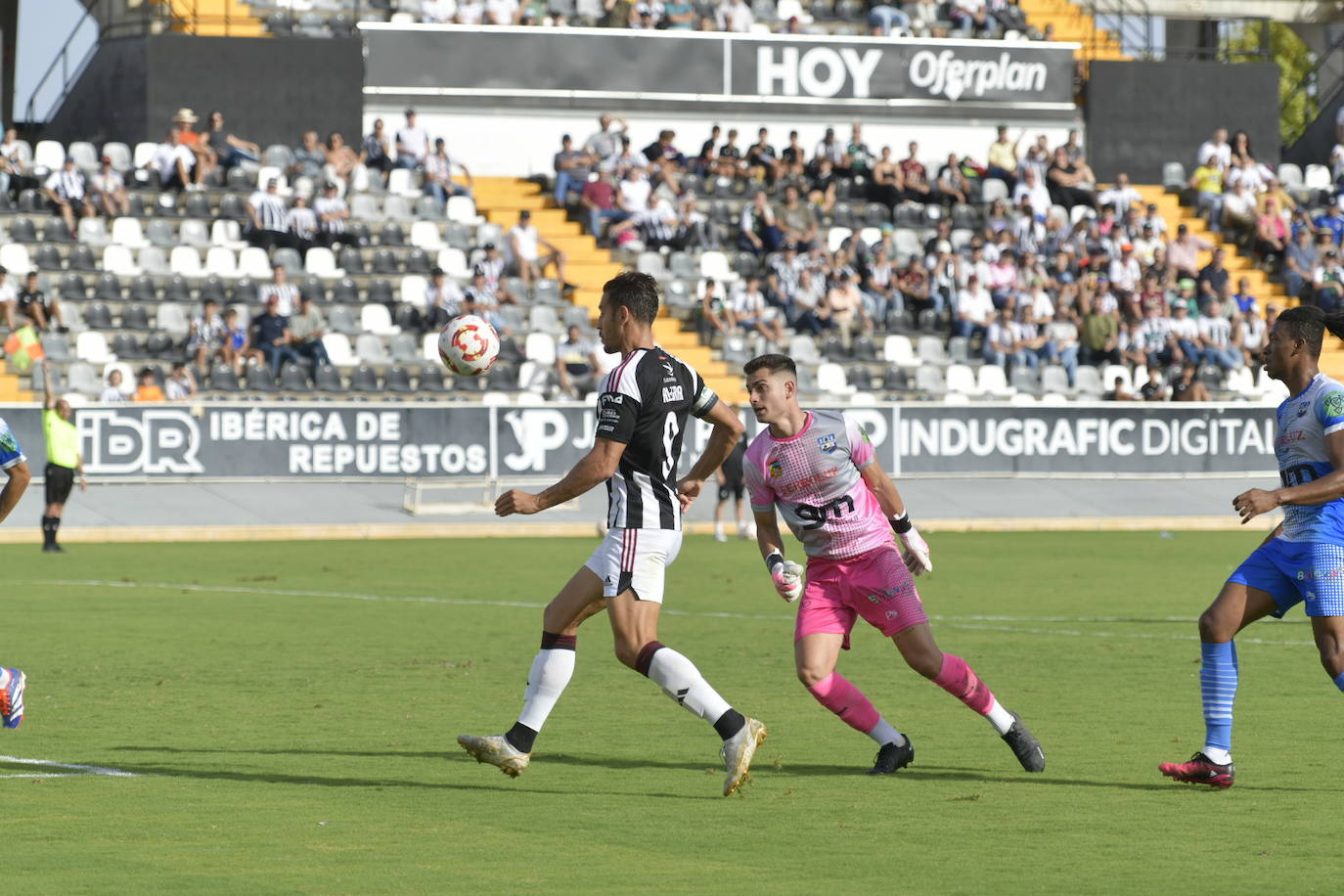 El Badajoz sigue a la cabeza tras golear al Arroyo