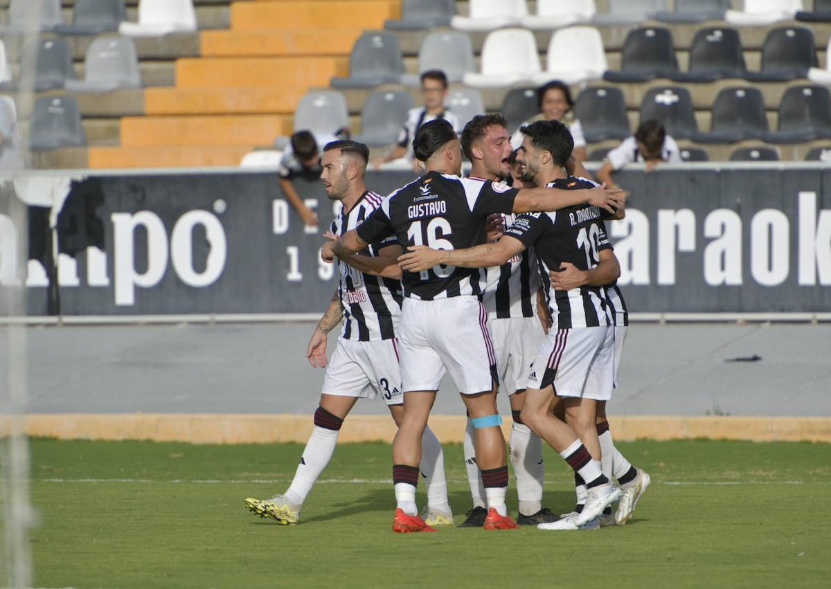 Imagen secundaria 1 - El Badajoz sigue vivito y goleando