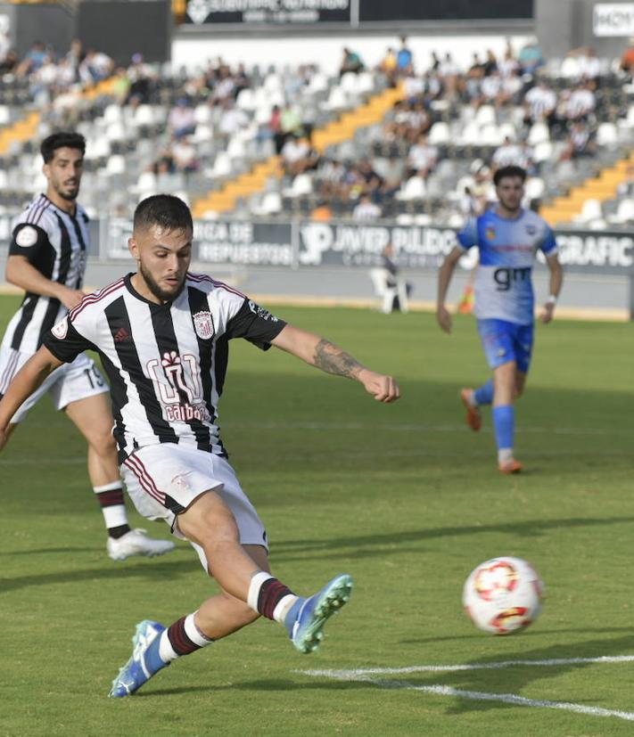 Imagen secundaria 2 - El Badajoz sigue vivito y goleando