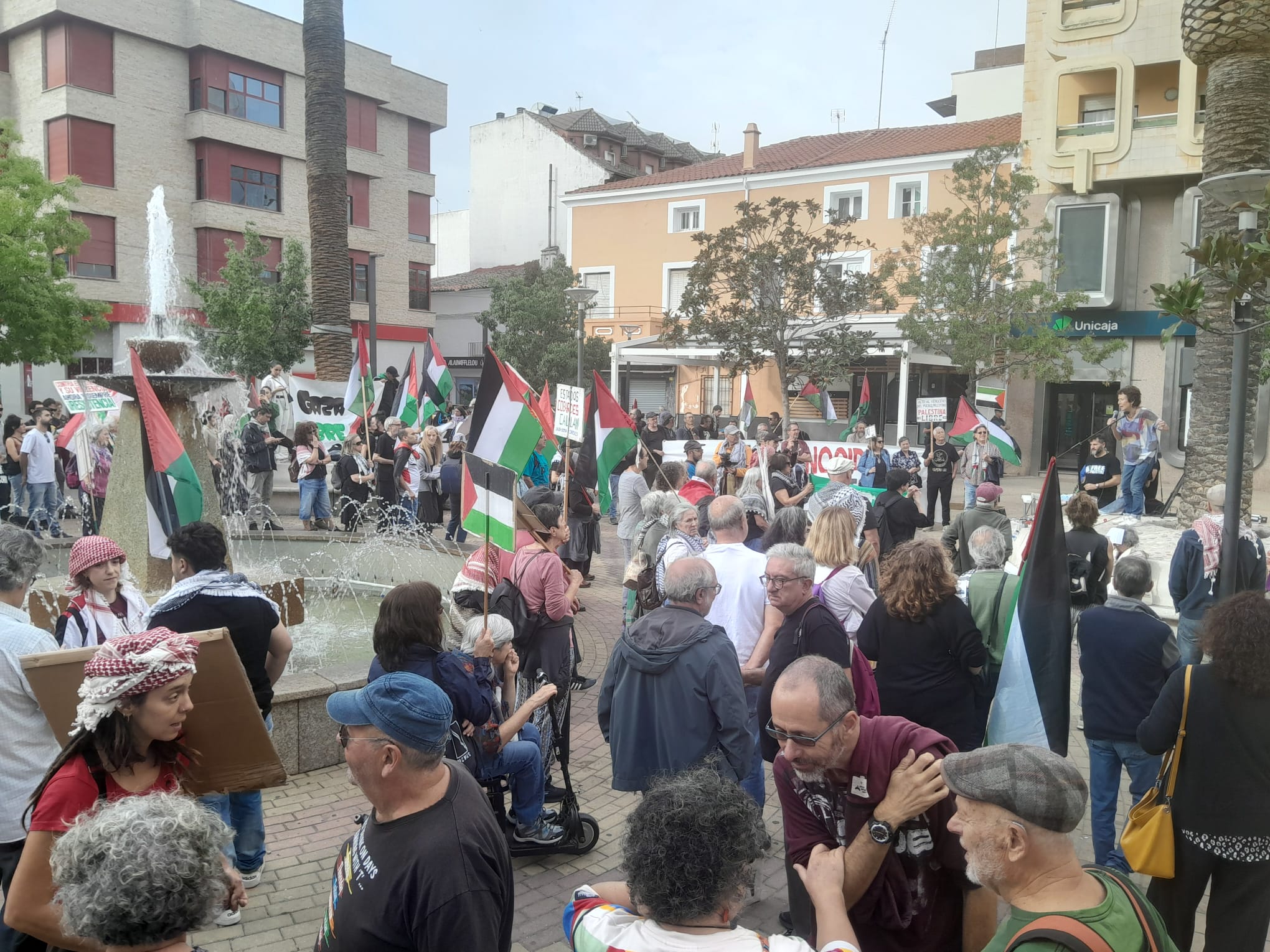 Fotos | Así ha sido la protesta en Navalmoral contra las armas y el «genocidio» en Palestina