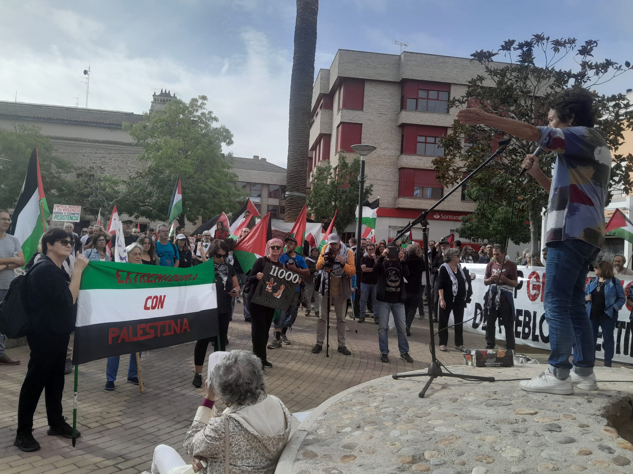 Fotos | Así ha sido la protesta en Navalmoral contra las armas y el «genocidio» en Palestina