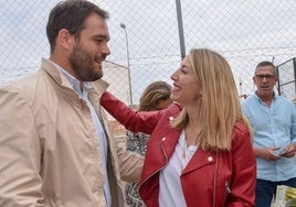 Javier Cienfuegos es saludado por María Guardiola en Montijo durante la campaña electoral de los comicios locales y regionales del año pasado.