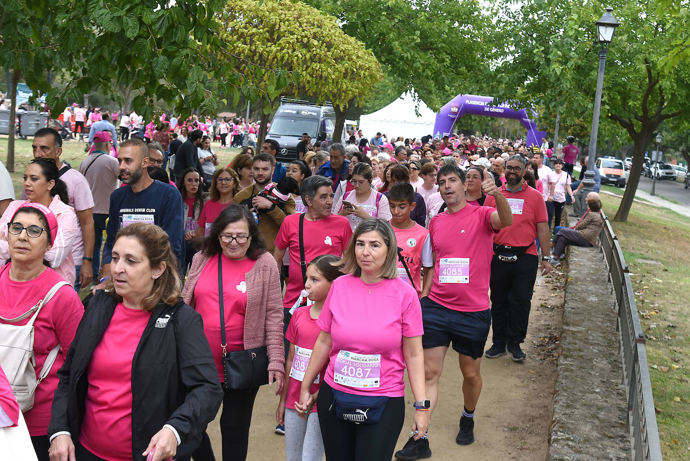 La marcha rosa de Plasencia, en imágenes