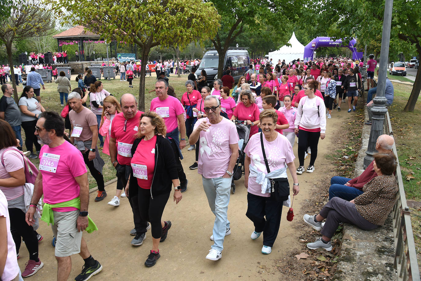 La marcha rosa de Plasencia, en imágenes