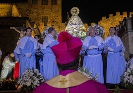 La Virgen de la Montaña, el pasado sábado por la noche en la Plaza Mayor de Cáceres durante la procesión magna mariana.