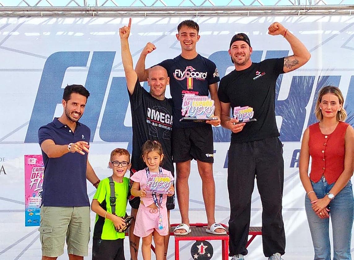 Carlos, a la derecha, tercero en el nacional de flyboad