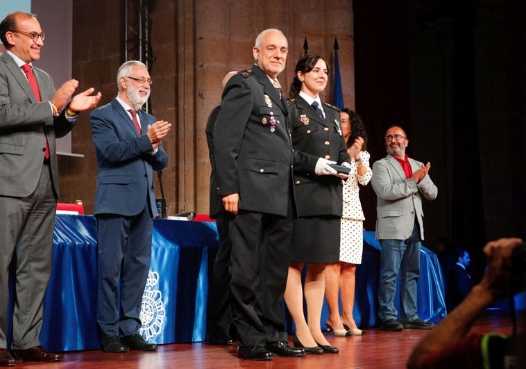 Victoria Violat, única mujer Policía Nacional condecorada ayer en el día de los Ángeles Custodios.