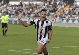 Jorge Pérez celebra uno de sus dos goles con el Badajoz al Arroyo en el Nuevo Vivero.