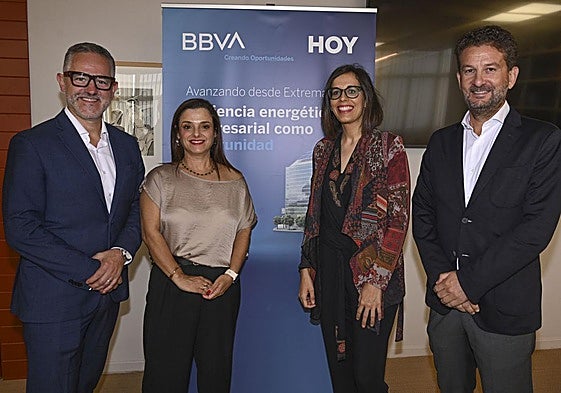 De izquierda a derecha: Jon Macías, responsable de Comercio y Marketing de Edison Next Spain; Celia Herrera, coordinadora de Proyectos Editoriales de HOY; Inmaculada López, gerente de Aluminios del Maestre SA, e Iván García Cáceres, director de Soluciones Banca de Empresas y Corporaciones Regional Sur de BBVA.