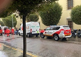 Efectivos de la Cruz Roja en el lugar de los hechos.