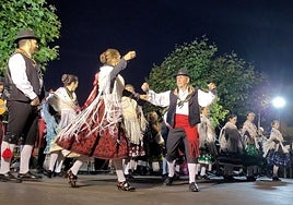 Miembros del grupo premiado durante una actuación.